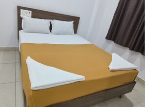 In-room safe, bed sheets