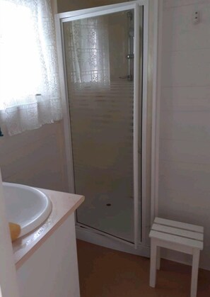 Doccia, asciugacapelli, carta igienica