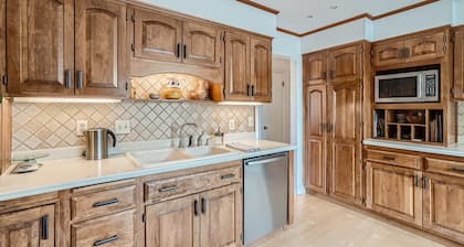 Relax & Play in Boulder | Sauna, Games, Trampoline & Yard