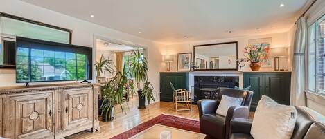 Smart TV, chimenea, futbolito, libros