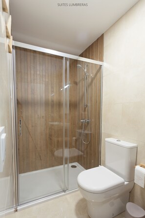 Dusj, hårføner, håndklær og såpe