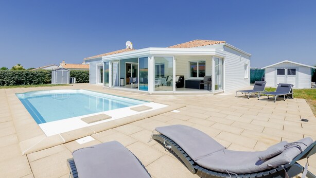 A modern house with a swimming pool, lounge chairs, and a glass-enclosed patio area. - Le Fenouiller, Spacious house for 6, swimming pool (Le Fenouiller)