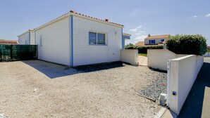 A small, single-story building with a white exterior and a tiled roof. - Le Fenouiller, Spacious house for 6, swimming pool (Le Fenouiller)