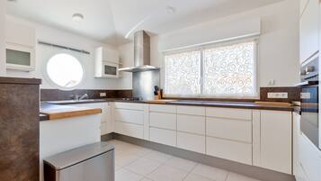 Réfrigérateur, micro-ondes, four, lave-vaisselle