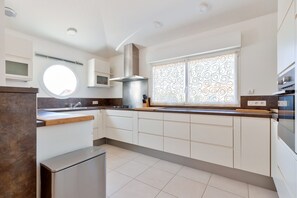 Een koelkast, een microgolfoven, een oven, een vaatwasser