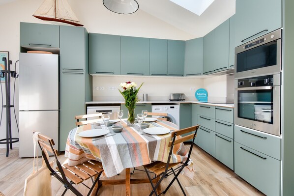 Frigorifero, microonde, forno, lavastoviglie