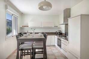 Een koelkast, een oven, een vaatwasser, een koffiezetapparaat/waterkoker