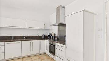 Réfrigérateur, four, lave-vaisselle, cafetiÚre/bouilloire