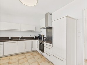 Fridge, oven, dishwasher, coffee/tea maker