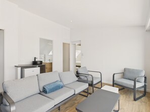 TV - Stunning Sea View – 10 Adults, 4 Children (Le Tour-du-Parc)