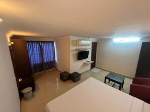 Habitación Deluxe doble | Zona de estar | Smart TV de 21 pulgadas con canales por satélite, una televisión