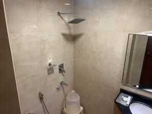 Kamar Double Deluks | Kamar mandi | Shower, shower pijat air, perlengkapan mandi gratis, dan handuk