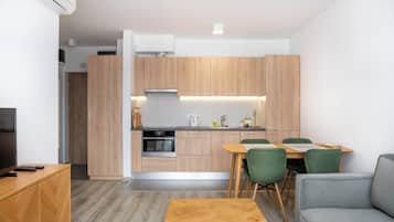 Deluxe Two-Bedroom Apartment with Balcony | 私人廚房 | 大型冰箱、烤箱、爐台、洗碗機