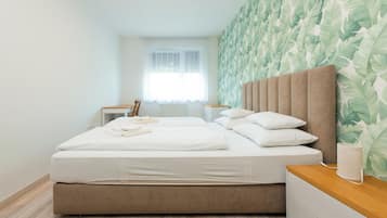 Deluxe Two-Bedroom Apartment with Balcony | 2 間臥室、記憶床墊、書桌、隨行嬰兒床