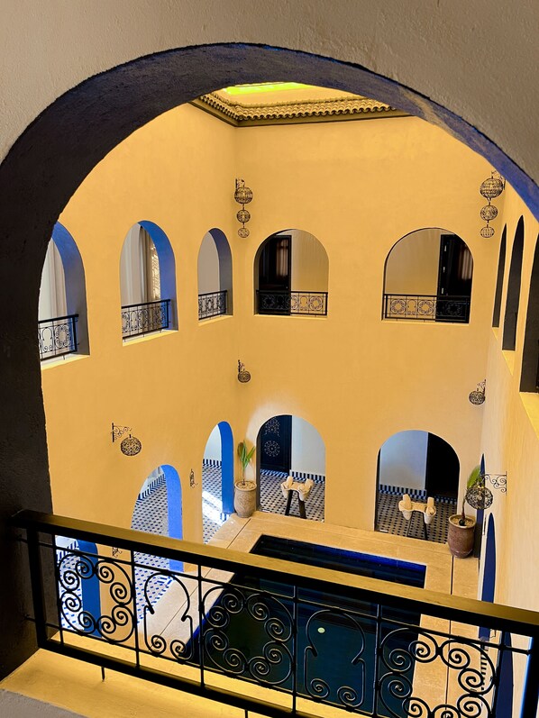 Un patio con varios arcos y una zona de estar central.