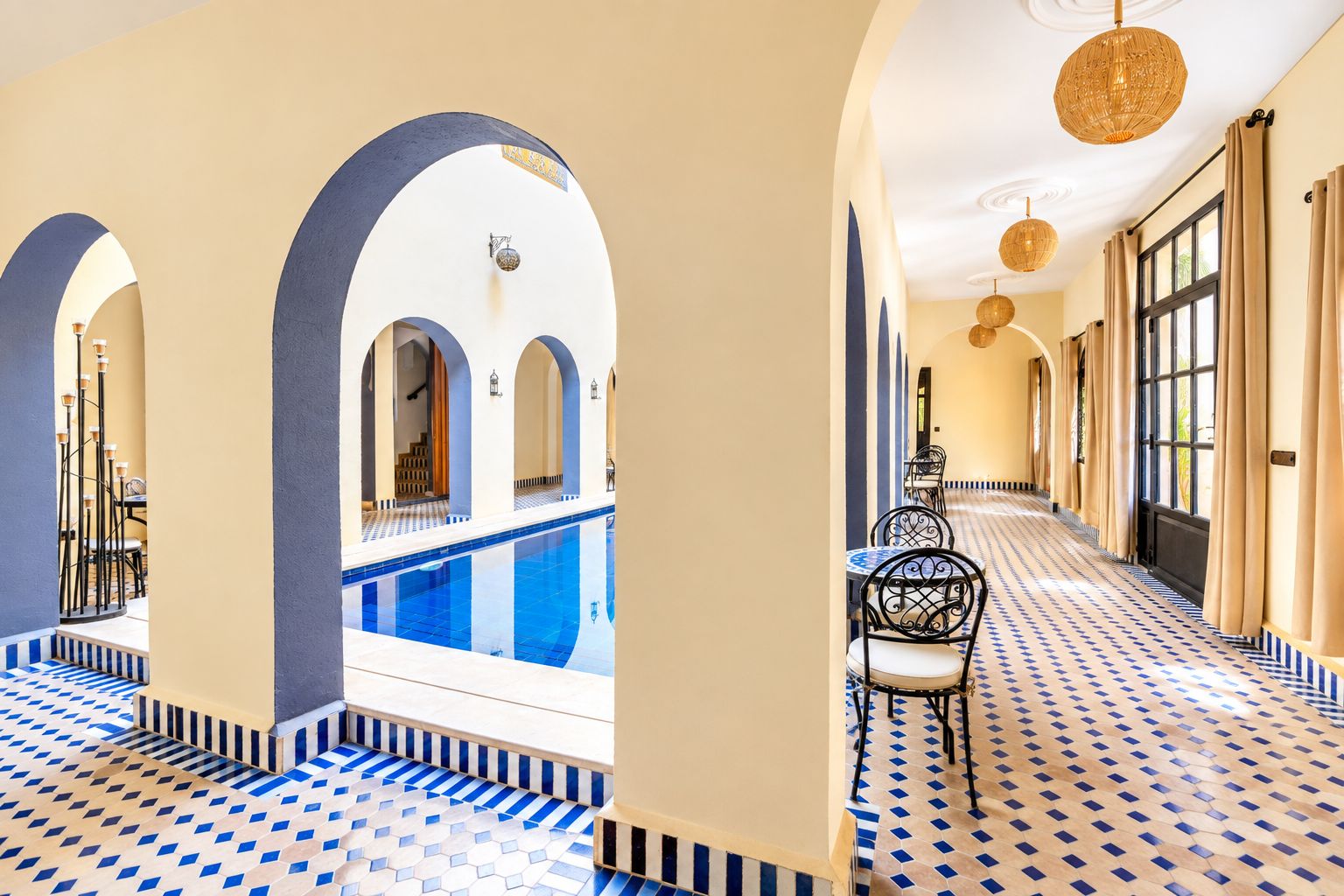 Una piscina cubierta