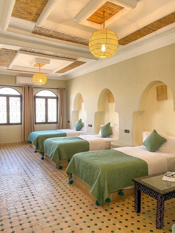 ألحفة محشوة بالريش وأسرّة بطبقة علوية مريحة وواي فاي مجانًا