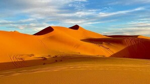 A desert landscape with sand dunes under a clear sky. - Riad La Luna (Merzouga)