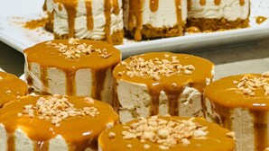 A dessert tray with caramel-topped cakes. - Riad La Luna (Merzouga)