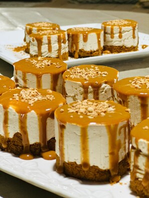 Una bandeja de postres con pastelillos cubiertos de caramelo.