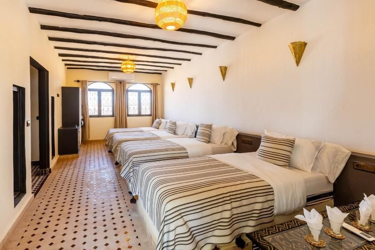 Habitació quàdruple Comfort, dormitori mixt | Cobrellits, matalassos amb encoixinament addicional i escriptori 