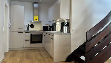 Frigorífico, microondas, horno y placa de cocina