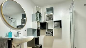 Dusche, Haartrockner, Handtücher, Seife