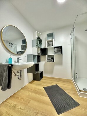 Dusche, Haartrockner, Handtücher, Seife