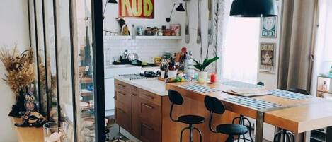 Refrigerador, microondas, horno, placa de cocina