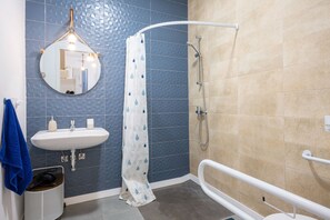 Chuveiro, secador de cabelo, toalhas de banho 