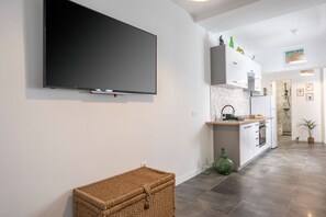 Fridge, microwave, oven, coffee/tea maker