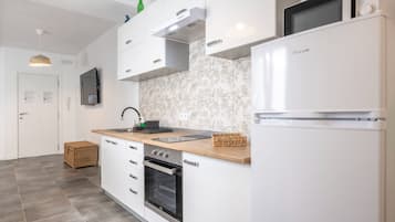 Een koelkast, een magnetron, een oven, een koffiezetapparaat/waterkoker