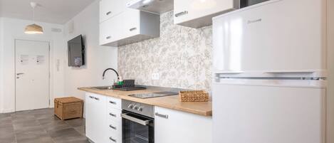 Kühlschrank, Mikrowelle, Ofen, Wasserkocher mit Kaffee-/Teezubehör