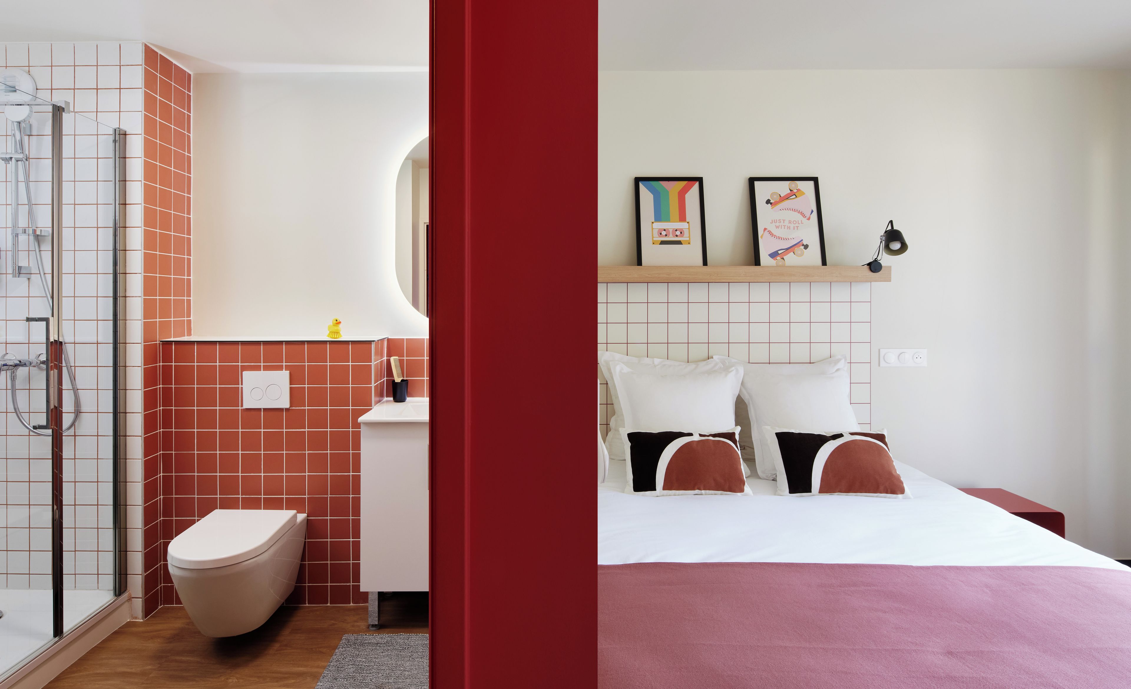 Un baño con ducha, inodoro y lavabo.
