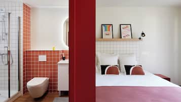 Un baño con ducha, inodoro y lavabo.