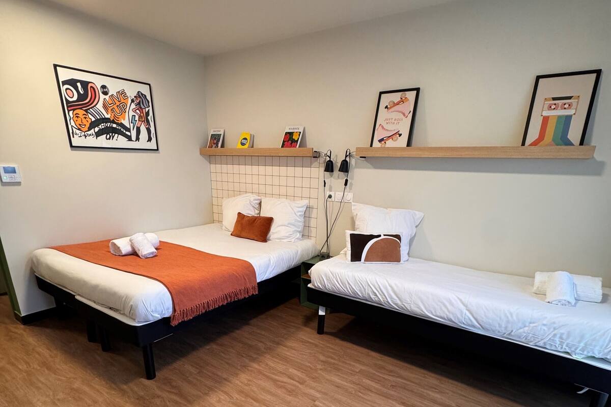 Superior driepersoonskamer | Luxe beddengoed, een bureau, een laptopwerkplek, geluiddichte muren