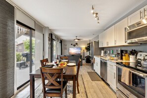 Een koelkast, een microgolfoven, een oven, een kookplaat