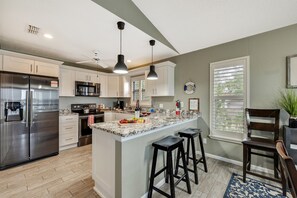 Fridge, microwave, oven, stovetop - Exquisite Lakefront Pool House Awaits | Pool | 10 PPL (Seminole)