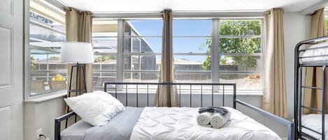 3 bedrooms, desk, iron/ironing board, free WiFi