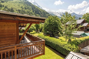A wooden cabin with a balcony overlooking a mountainous landscape. - Chalet du Dard, amazing views, Chamonix All Year (Chamonix)