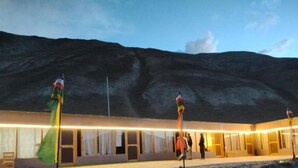 Un bâtiment doté d’un toit plat et d’une longue façade illuminée.