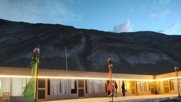 Overnatningsstedets facade – aften/nat