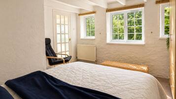 1 bedroom, iron/ironing board, travel cot, free WiFi