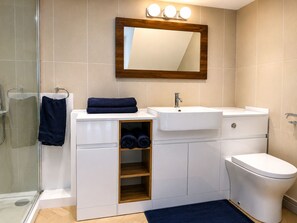 Dusche, Haartrockner, Handtücher, Seife