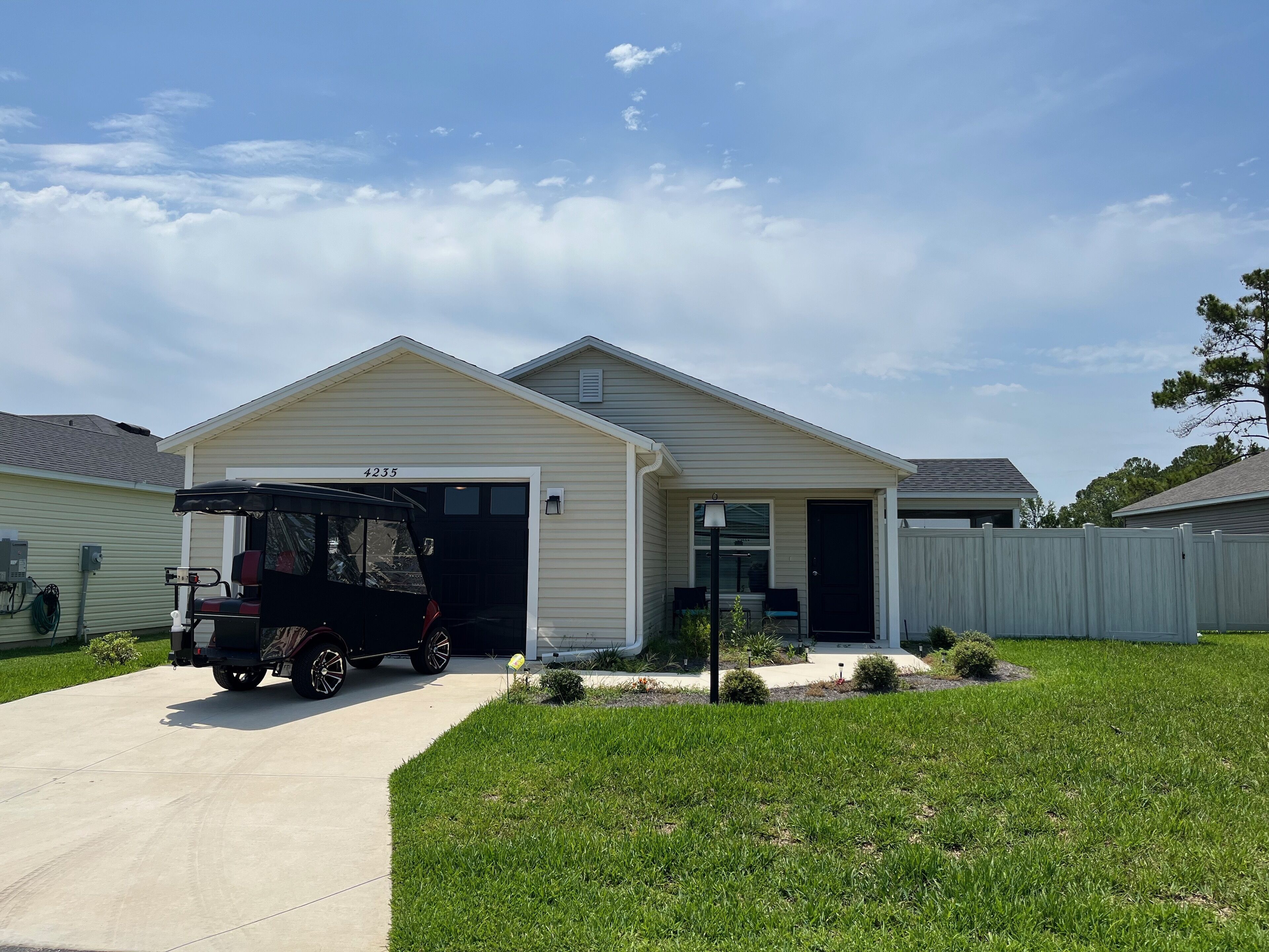 Beautiful New 2/2 Pet-Friendly Villa w/Golf Cart, BBQ, & WiFi!
