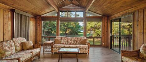 Smart-TV, DVD-Player, Stereoanlage