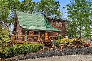 Exterior - 3 Primary Suites, Amazing location, Hot Tub (Pigeon Forge)
