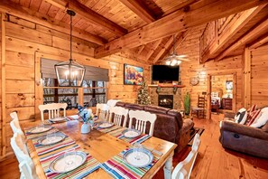 Dining - 3 Primary Suites, Amazing location, Hot Tub (Pigeon Forge)