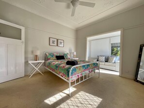 4 bedrooms, free WiFi, bed sheets - Lakeview Haven - walk to the lake and shops (Belmont)