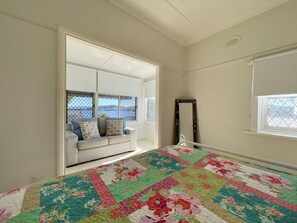 4 bedrooms, free WiFi, bed sheets - Lakeview Haven - Walk to the Lake and Shops (Belmont)